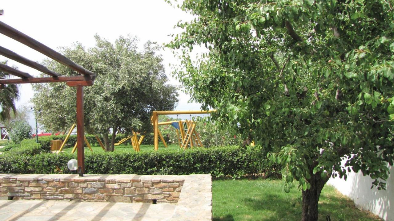 Razi Beach Lefókastron Exterior foto