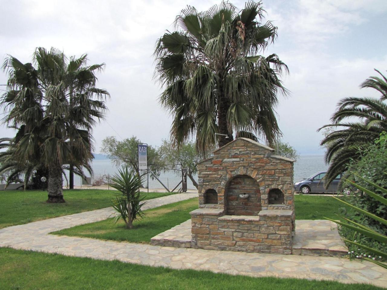 Razi Beach Lefókastron Exterior foto