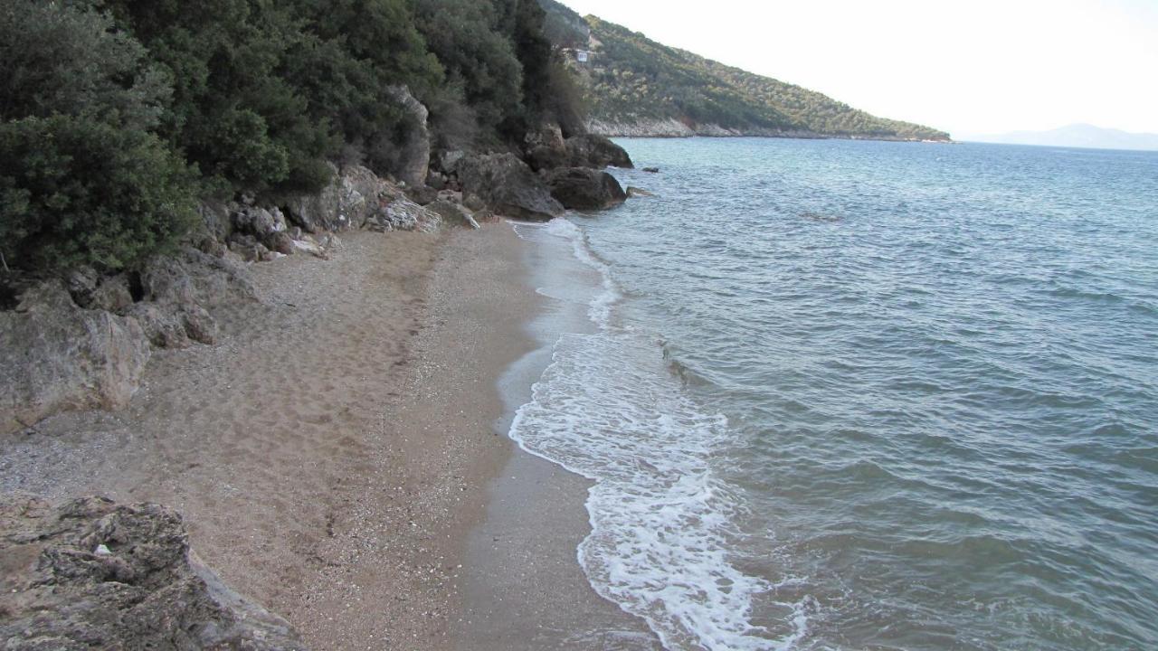Razi Beach Lefókastron Exterior foto