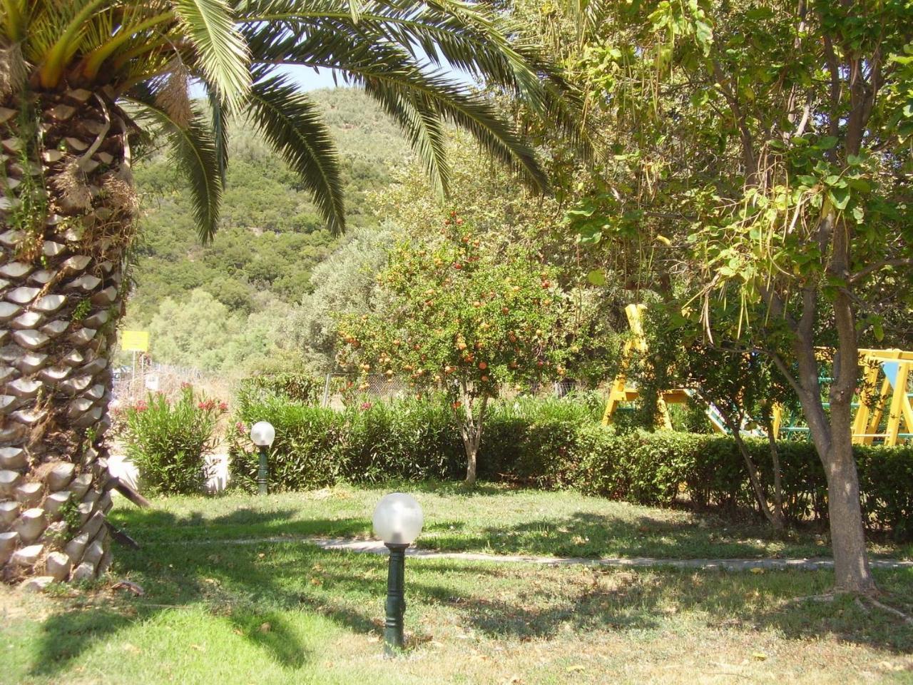 Razi Beach Lefókastron Exterior foto